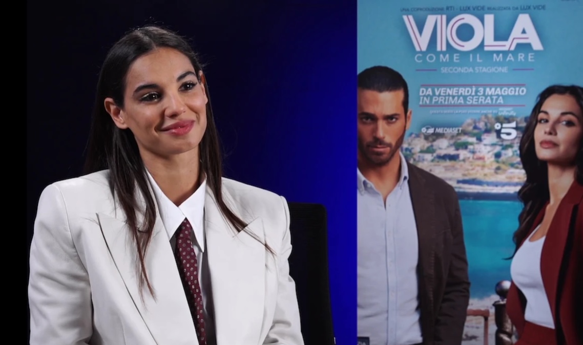 Can Yaman tira una stoccatina a Francesca Chillemi: è caos durante la promo di Viola Come Il Mare